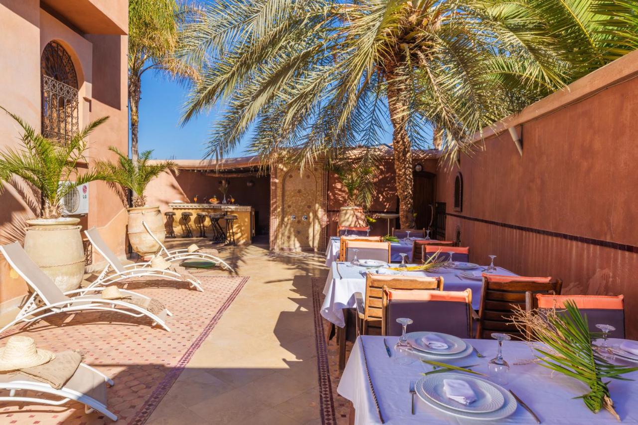 Petit-déjeuner royal marocain servi sur le patio fleuri