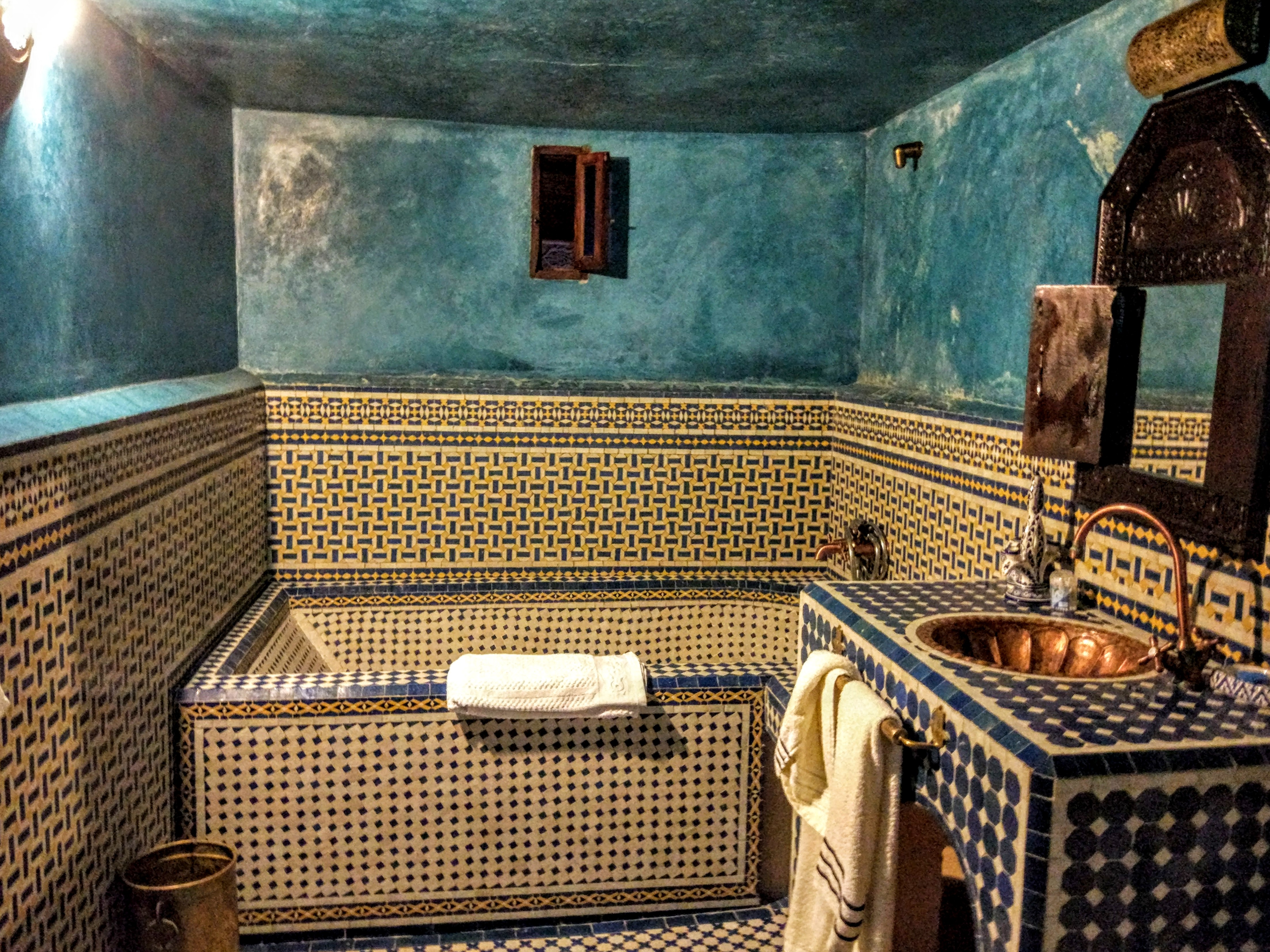 Bain traditionnel marocain en tadelakt et zellige pour le rituel bien-être